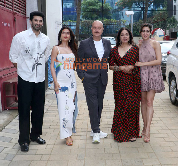 photos aditya roy kapur anupam kher sara ali khan fatima sana shaikh neena gupta and anurag basu snapped promoting their film metro in dino at t series office 2