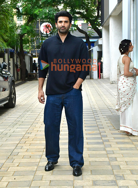 photos aditya roy kapur sara ali khan and fatima sana shaikh snapped promoting metro in dino 5