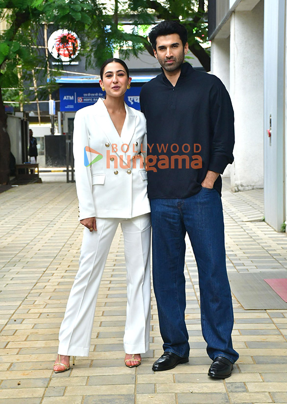 photos aditya roy kapur sara ali khan and fatima sana shaikh snapped promoting metro in dino 7