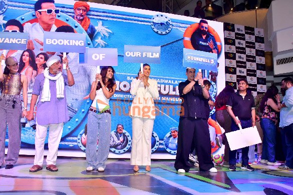 Photos: Akshay Kumar, Jacqueline Fernandez, Sonam Bajwa, Nana Patekar and others snapped promoting their film Housefull 5 in Pune Photos: Akshay Kumar, Jacqueline Fernandez, Sonam Bajwa, Nana Patekar and others snapped promoting their film Housefull 5 in Pune