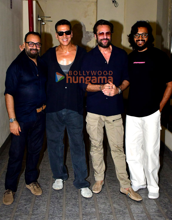 Photos: Akshay Kumar, Riteish Deshmukh and Fardeen Khan snapped checking audience reaction to their film Housefull 5 at PVR Juhu Photos: Akshay Kumar, Riteish Deshmukh and Fardeen Khan snapped checking audience reaction to their film Housefull 5 at PVR Juhu