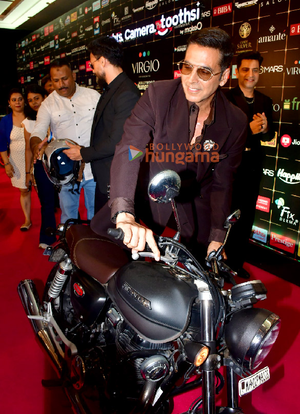 photos akshay kumar vidya balan tiger shroff sunny leone nushrratt bharuccha and others grace the red carpet at bollywood hungama style icons summit and awards 2025 4
