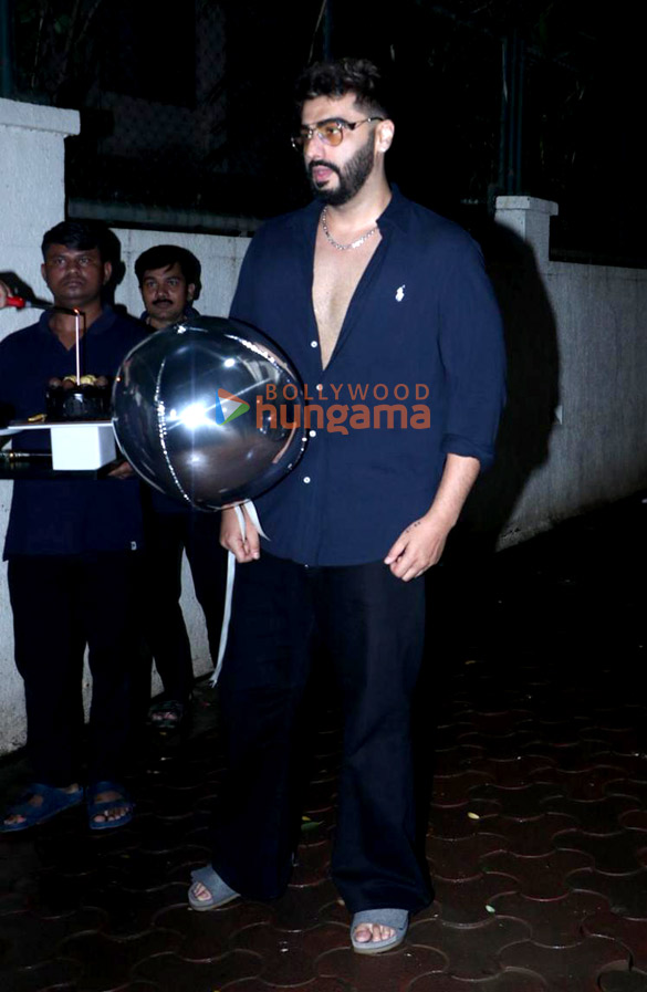 Photos: Arjun Kapoor snapped celebrating his birthday and cutting cake with the media Photos: Arjun Kapoor snapped celebrating his birthday and cutting cake with the media