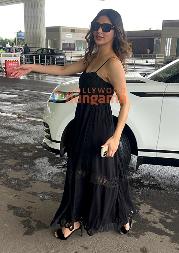 photos malaika arora and mouni roy snapped at the airport 2 2