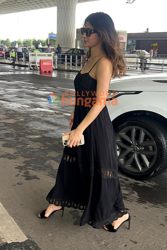 photos malaika arora and mouni roy snapped at the airport 4 2