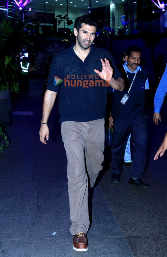 photos sara ali khan and aditya roy kapur snapped at the airport 3