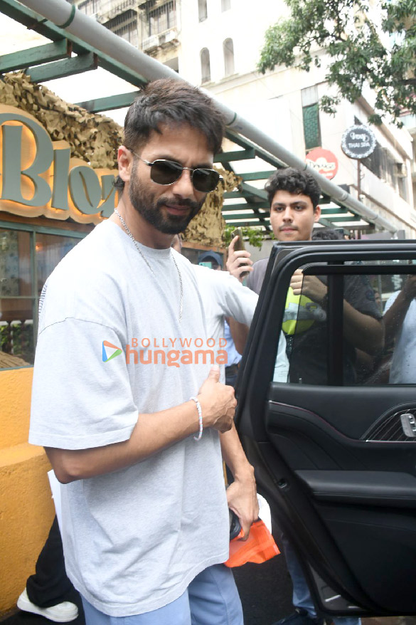 photos shahid kapoor spotted outside a restaurant in bandra 1