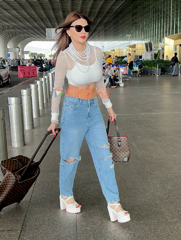 photos sherlyn chopra snapped at the airport 3 3