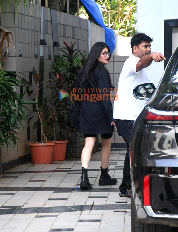 photos shruti haasan snapped outside a dubbing studio in bandra 2