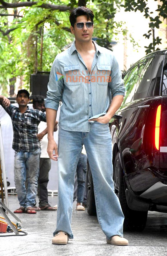 photos sidharth malhotra snapped outside maddock films office in santacruz 1 2