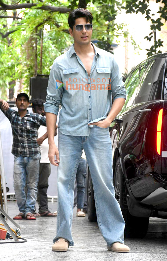 photos sidharth malhotra snapped outside maddock films office in santacruz 5