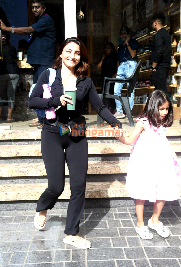 Photos: Soha Ali Khan snapped with her daughter Inaaya outside a salon in Bandra Photos: Soha Ali Khan snapped with her daughter Inaaya outside a salon in Bandra