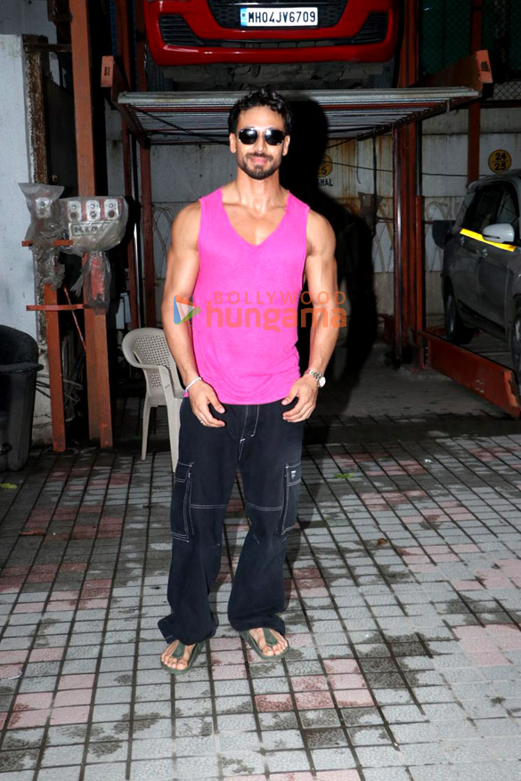 photos tiger shroff snapped in andheri 1 3
