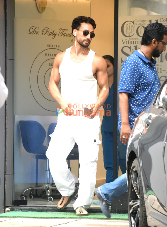 photos tiger shroff spotted outside clinic in bandra 1