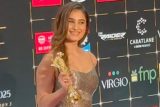 Rasha Thadani flaunting her first award at Bollywood Hungama’s Style Icon Awards