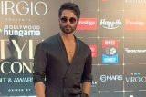 Shahid Kapoor’s satin black fit for Bollywood Hungama’s Style Icon Awards