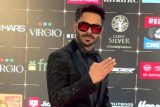Aparshakti Khurana warmly greeting Shalini Passi at Bollywood Hungama’s Style Icon Award
