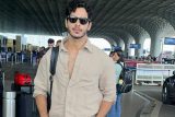 Crushing hard over Ishaan Khatter as he poses at the airport