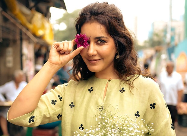 Raashii Khanna shares candid moments with Mumbai locals, soaking in the city’s spirit