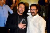 Paps go crazy as Salman Khan & Aamir Khan hug at ‘Sitaare Zameen Par’ screening