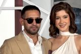 Our new on screen pair Vikrant Massey & Shanaya Kapoor pose together for media