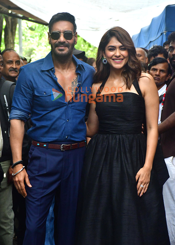 photos ajay devgn mrunal thakur ravi kishan and others snapped promoting son of sardaar 2 on the sets of the kapil sharma show 6