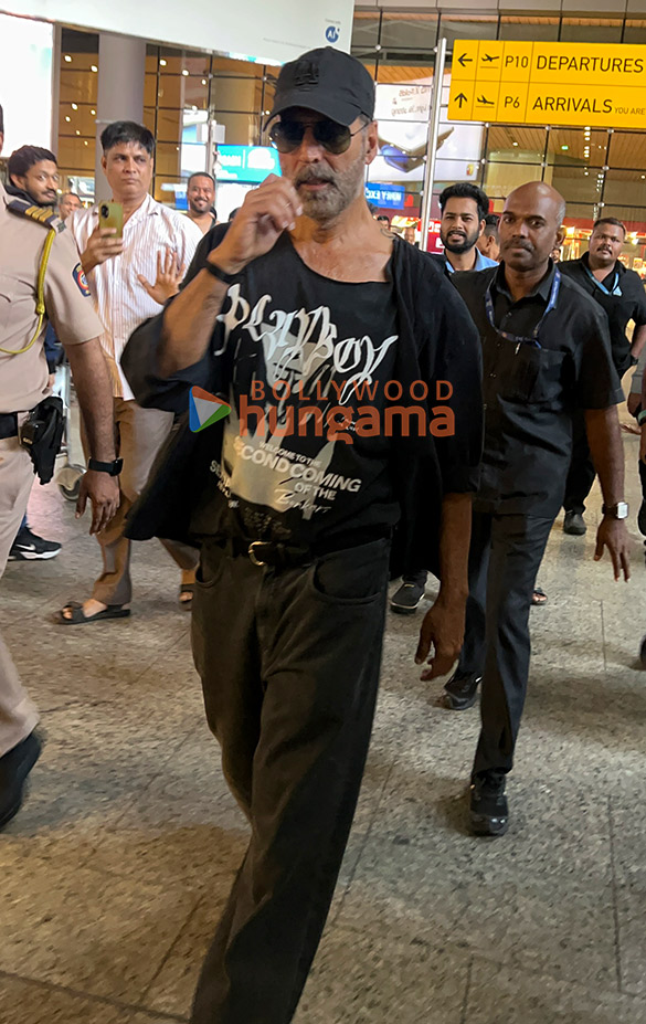 photos akshay kumar rakul preet singh and ranveer singh snapped at the airport 4