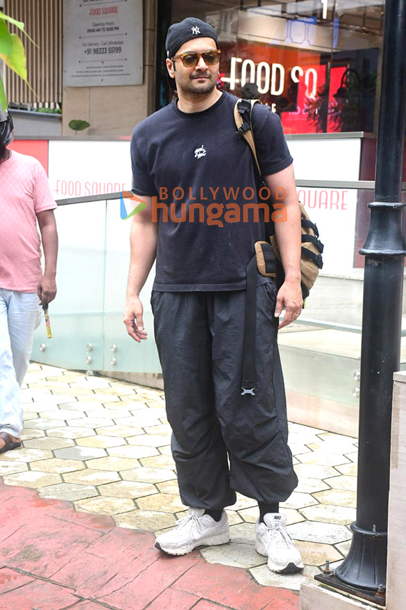 photos ali fazal spotted outside a mall in bandra 5