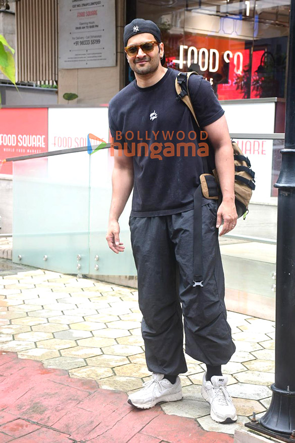 photos ali fazal spotted outside a mall in bandra 6
