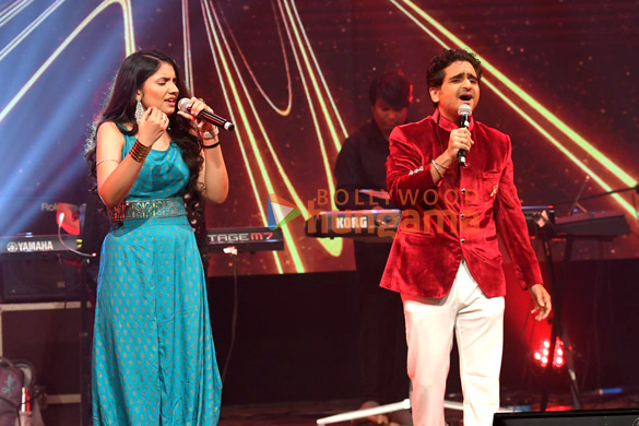 photos anup jalota gayatri asokan devangana chauhan and others snapped at kailash khers birthday celebration at 9th edition of nayii udaan 14