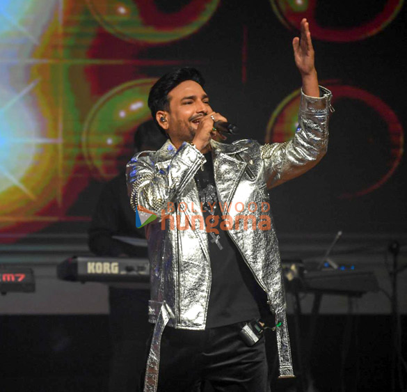 photos anup jalota gayatri asokan devangana chauhan and others snapped at kailash khers birthday celebration at 9th edition of nayii udaan 19