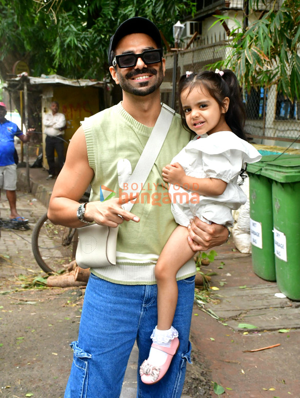photos aparshakti khurana snapped in juhu 3