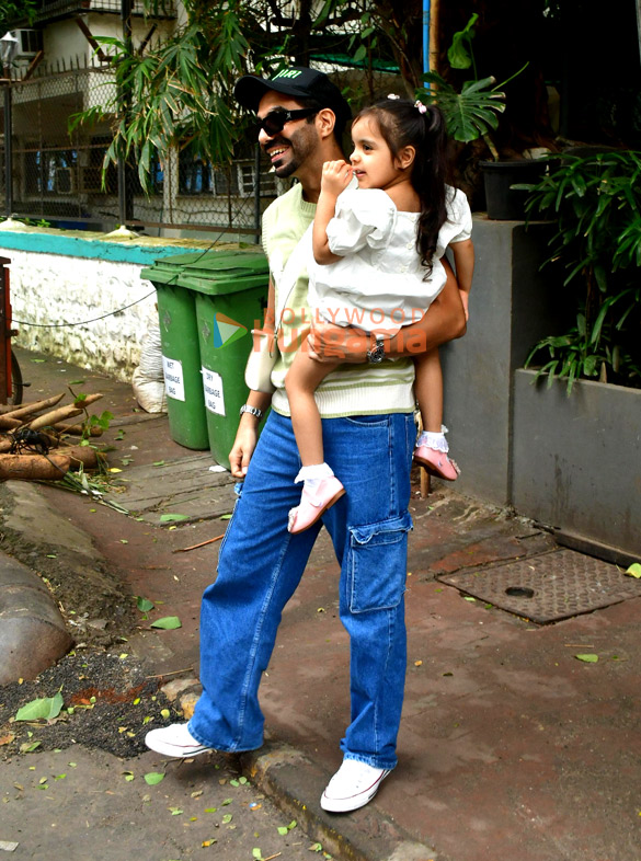 photos aparshakti khurana snapped in juhu 4