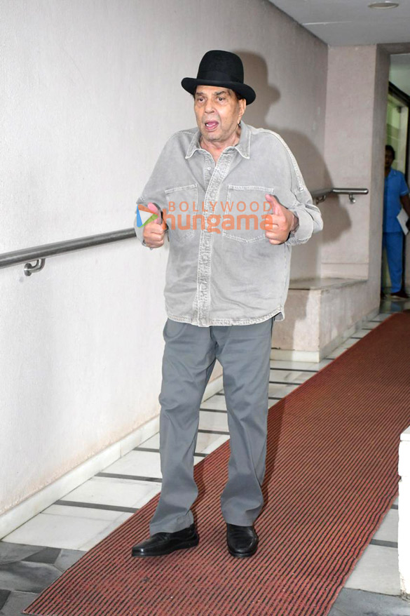 Photos: Dharmendra snapped in Bandra