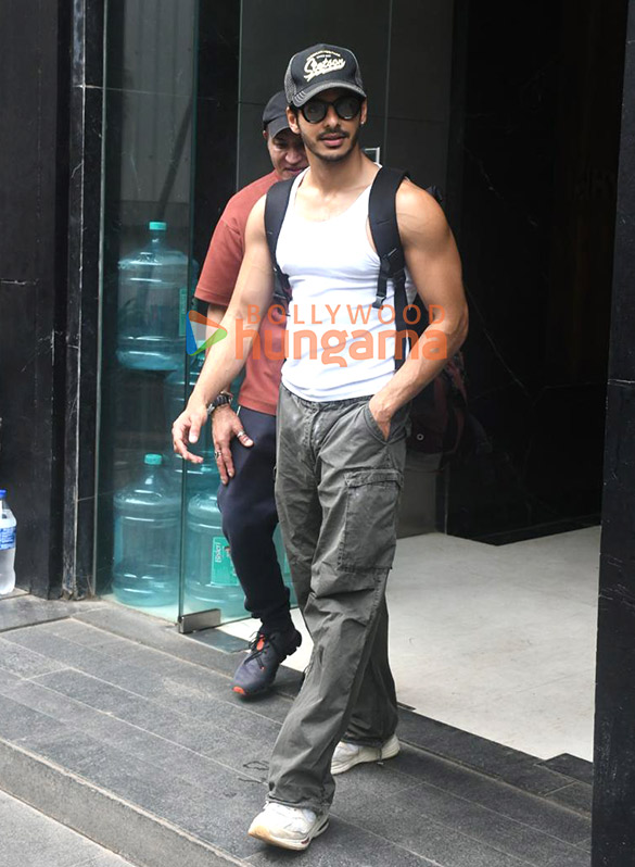 Photos: Ishaan Khatter snapped outside a gym in Bandra Photos: Ishaan Khatter snapped outside a gym in Bandra
