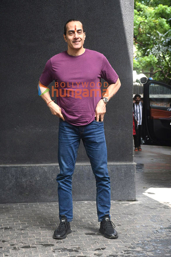 photos jasmin bhasin sudhanshu pandey and harsh gujral snapped outside excel entertainments office in bandra 2