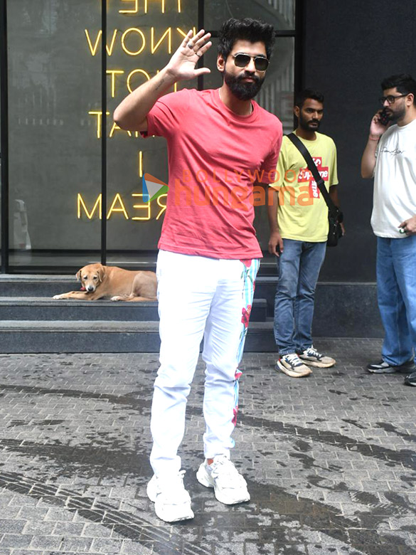 photos jasmin bhasin sudhanshu pandey and harsh gujral snapped outside excel entertainments office in bandra 3