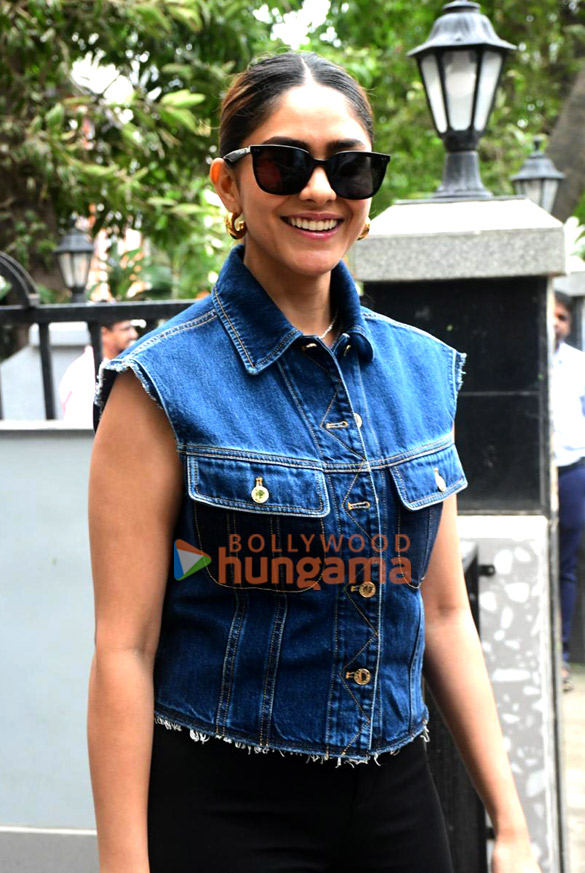 Photos: Mrunal Thakur snapped outside a camera shop in Bandra Photos: Mrunal Thakur snapped outside a camera shop in Bandra