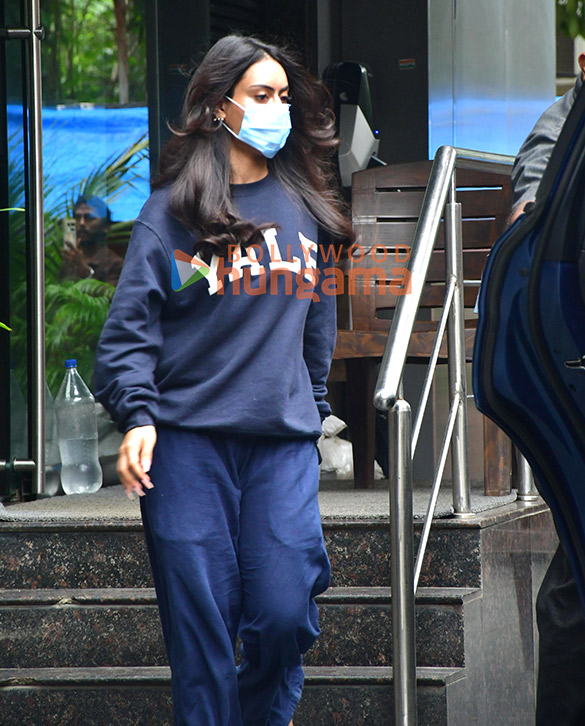 photos nysa devgan snapped in juhu 4