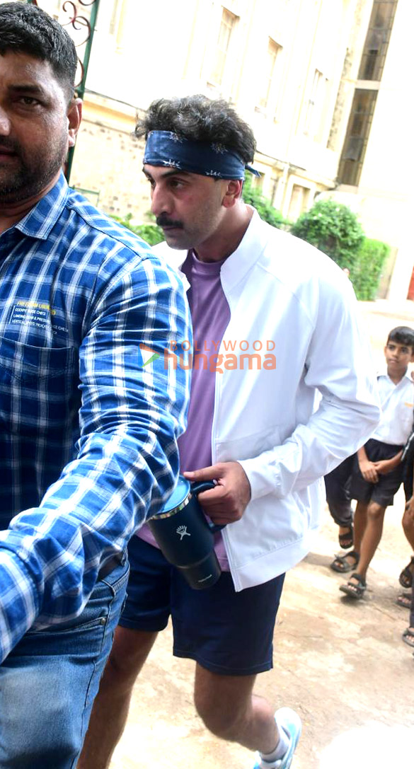 photos ranbir kapoor snapped in bandra 1 7