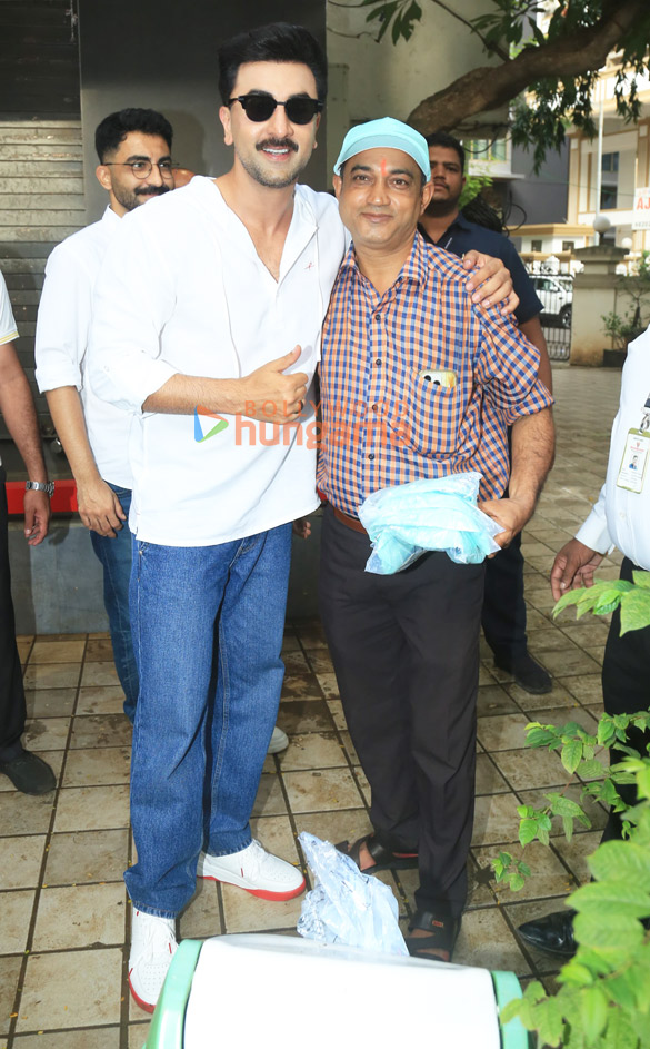 photos ranbir kapoor snapped in bandra 3 9