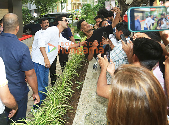 photos ranbir kapoor snapped in bandra 5 3
