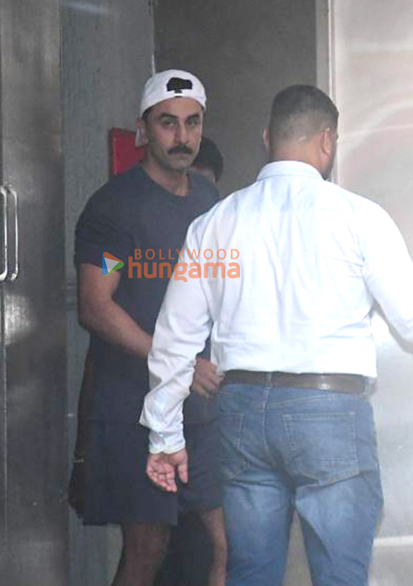 photos ranbir kapoor spotted outside a clinic in bandra 6