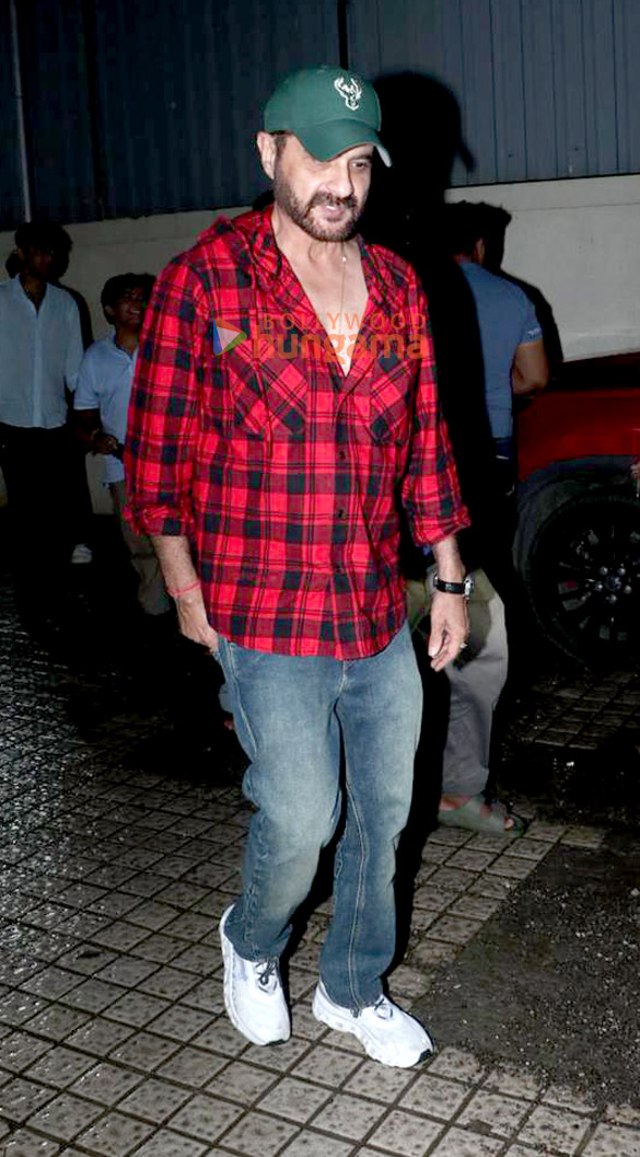 photos sanjay kapoor snapped with family at pvr juhu 6