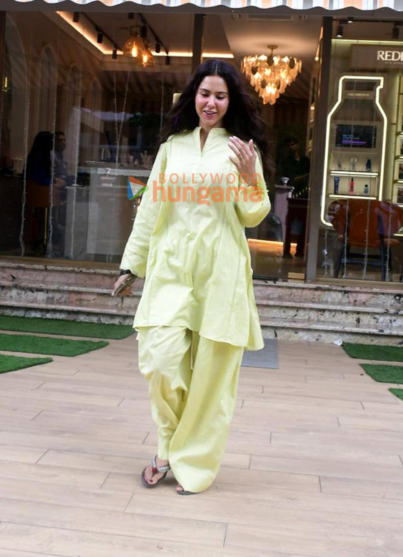 photos sonam bajwa snapped outside a salon in khar 2 2