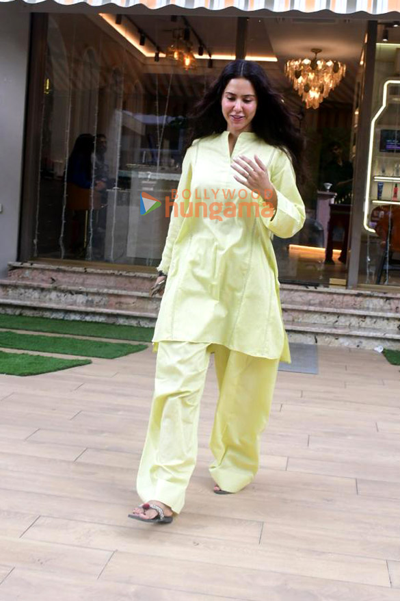 photos sonam bajwa snapped outside a salon in khar 3 2
