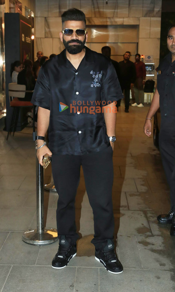 photos sonnalli seygall amyra dastur and others snapped in santacruz 9