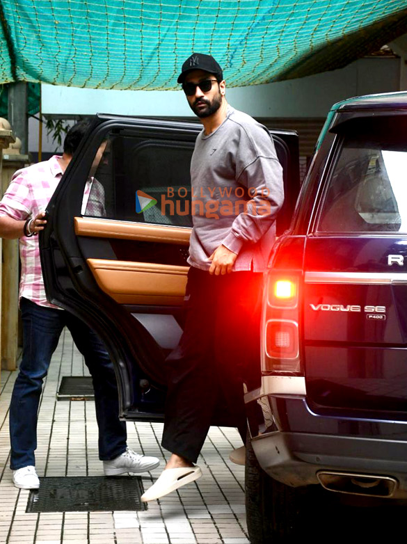 photos vicky kaushal snapped in khar 1 2
