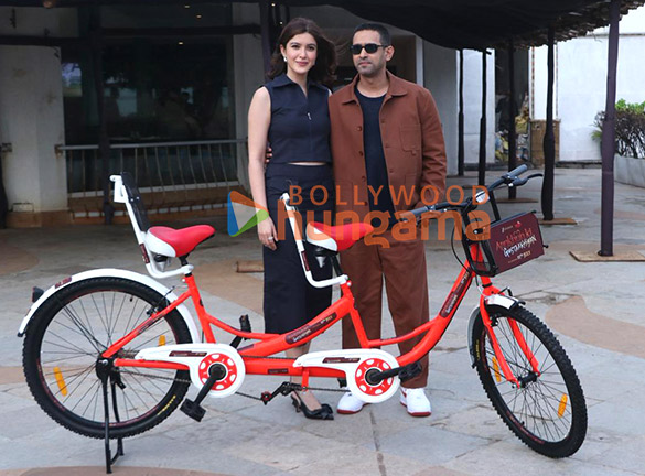 photos vikrant massey and shanaya kapoor snapped promoting aankhon ki gustaakhiyan at sun n sand in juhu 4