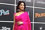 Sonali Bendre slays in a pink saree for colours shoot